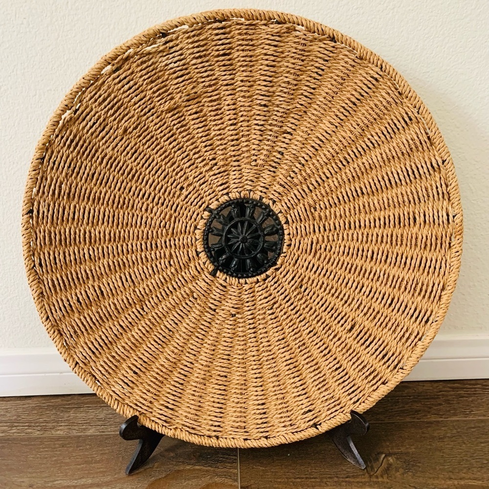 Wicker plaque